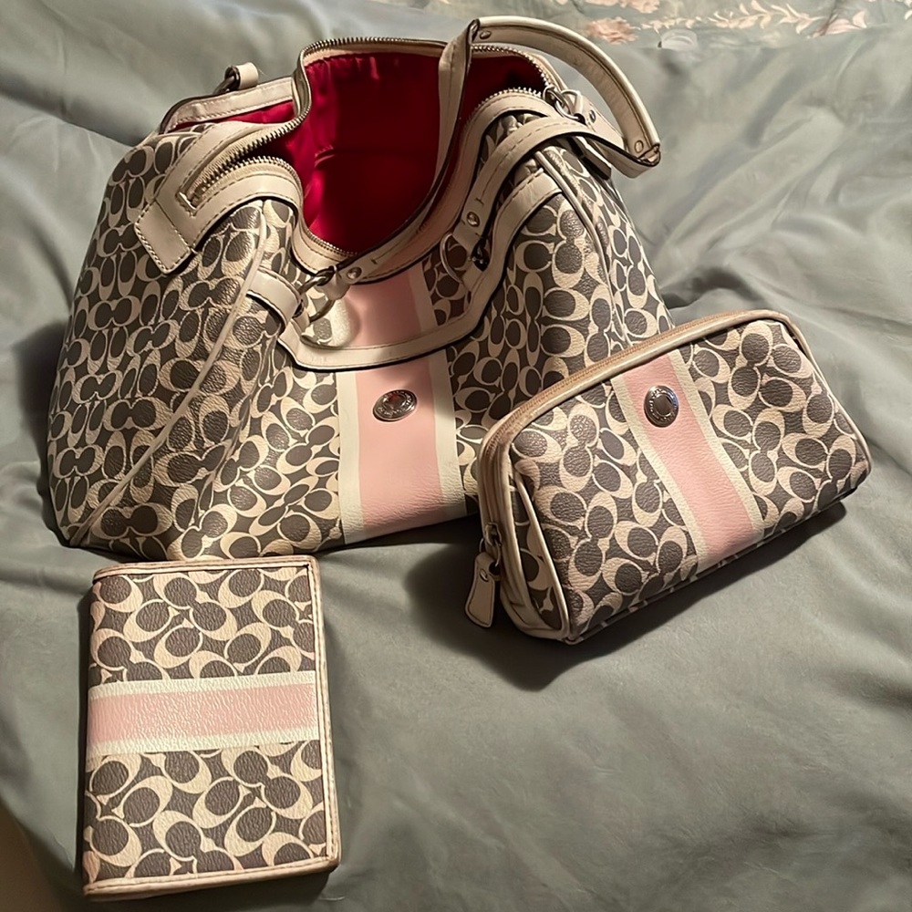 Coach Purse with credit card holder and makeup bag